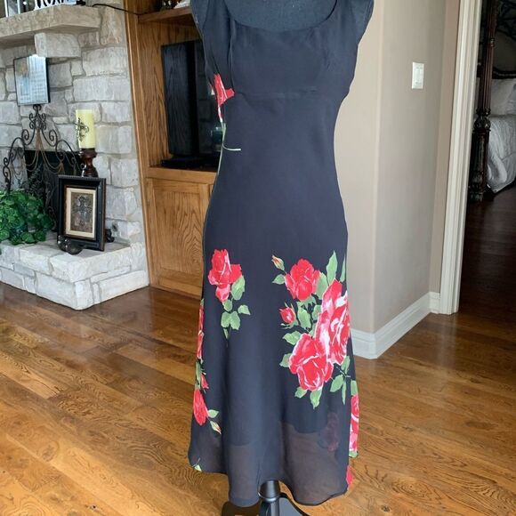 Amorose Black Long‎ Dress with Red Large Floral - Picture 3 of 12